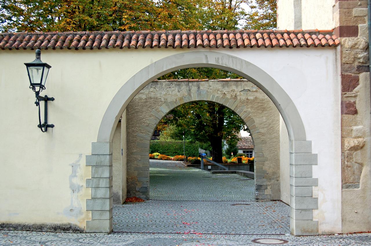 Torbogen des Klosters