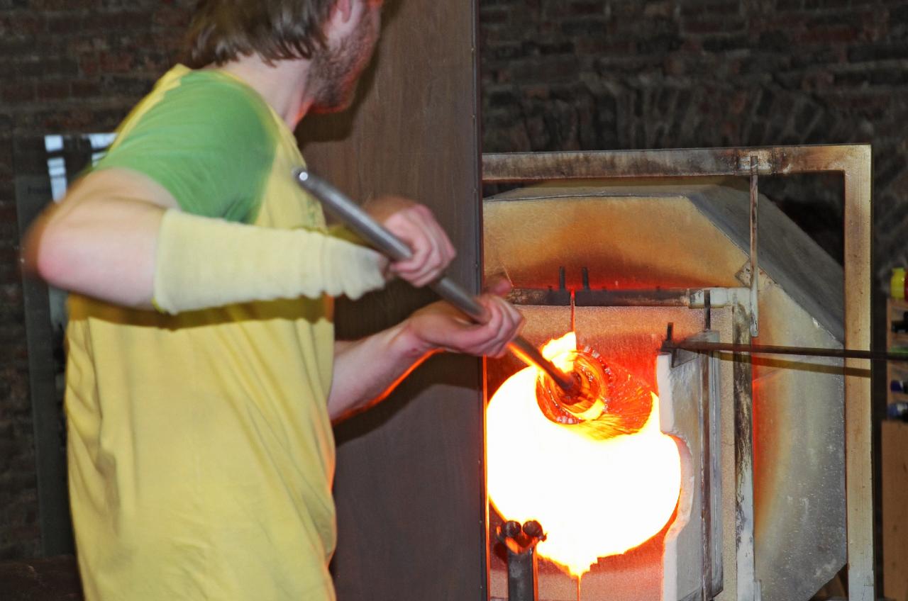 Manuelle Fertigung von mundgeblasenem Hohl- und Flachglas