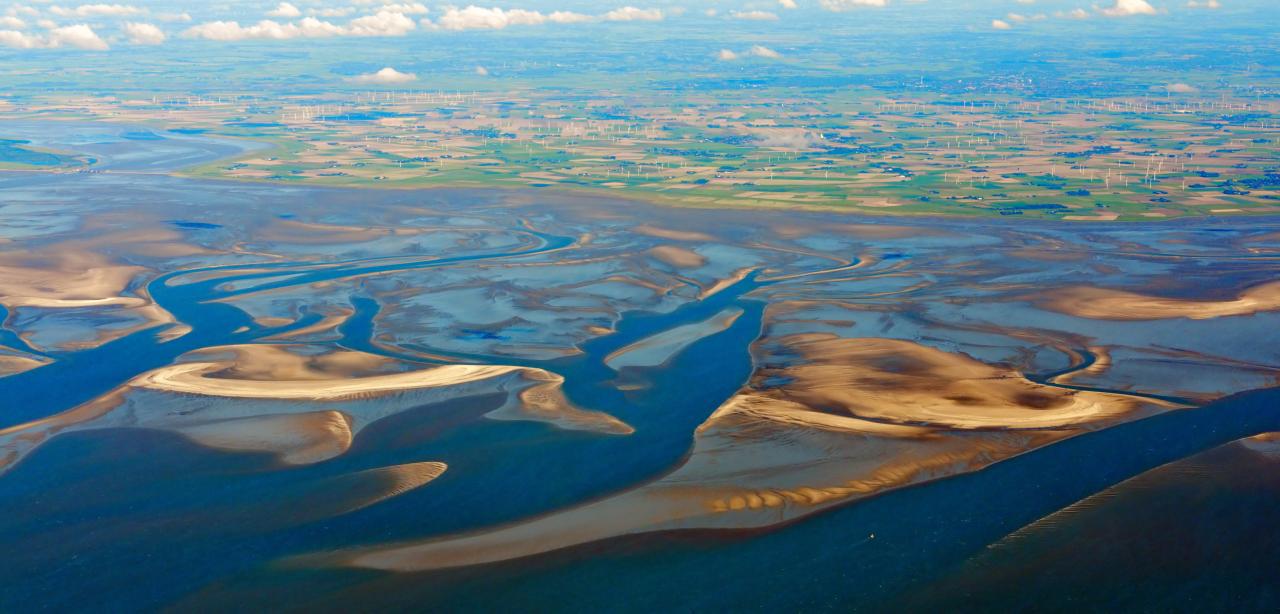 Blick von oben auf das Nordfriesische Wattenmeer