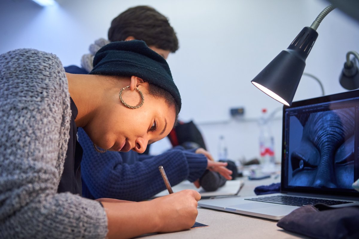 Junge Frau arbeitet an einem Computer