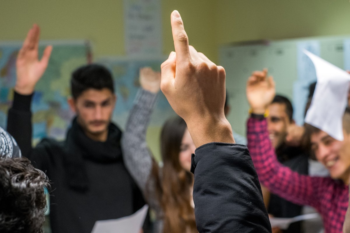 Gruppe von Schülerinnen und Schülern, die sich meldet