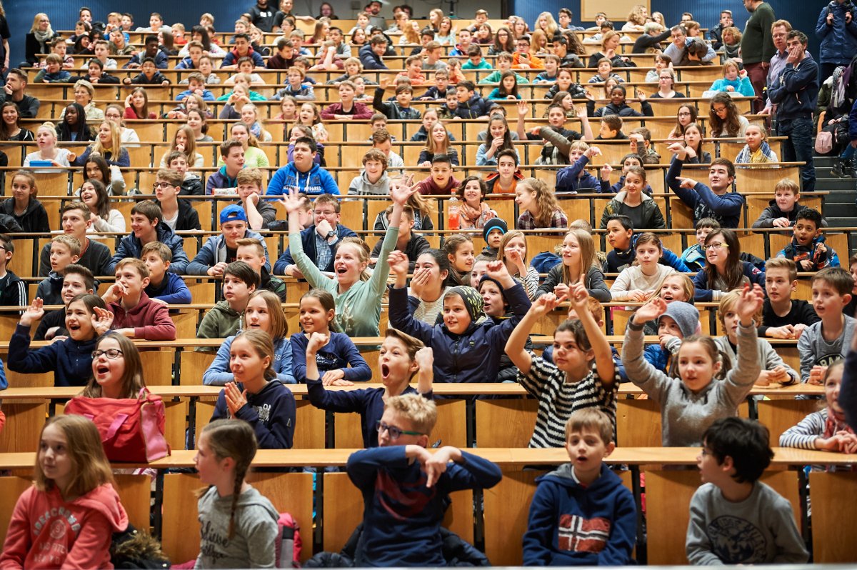 Gruppe von unterschiedlichen Schülerinnen und Schülern