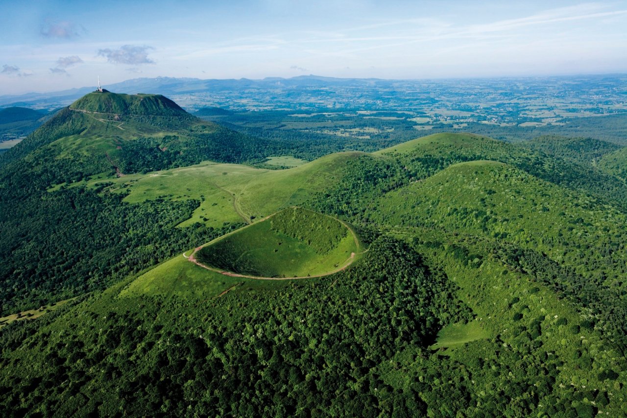 Der Krater des Puy Pariou mit dem Puy de Dôme im Hintergrund