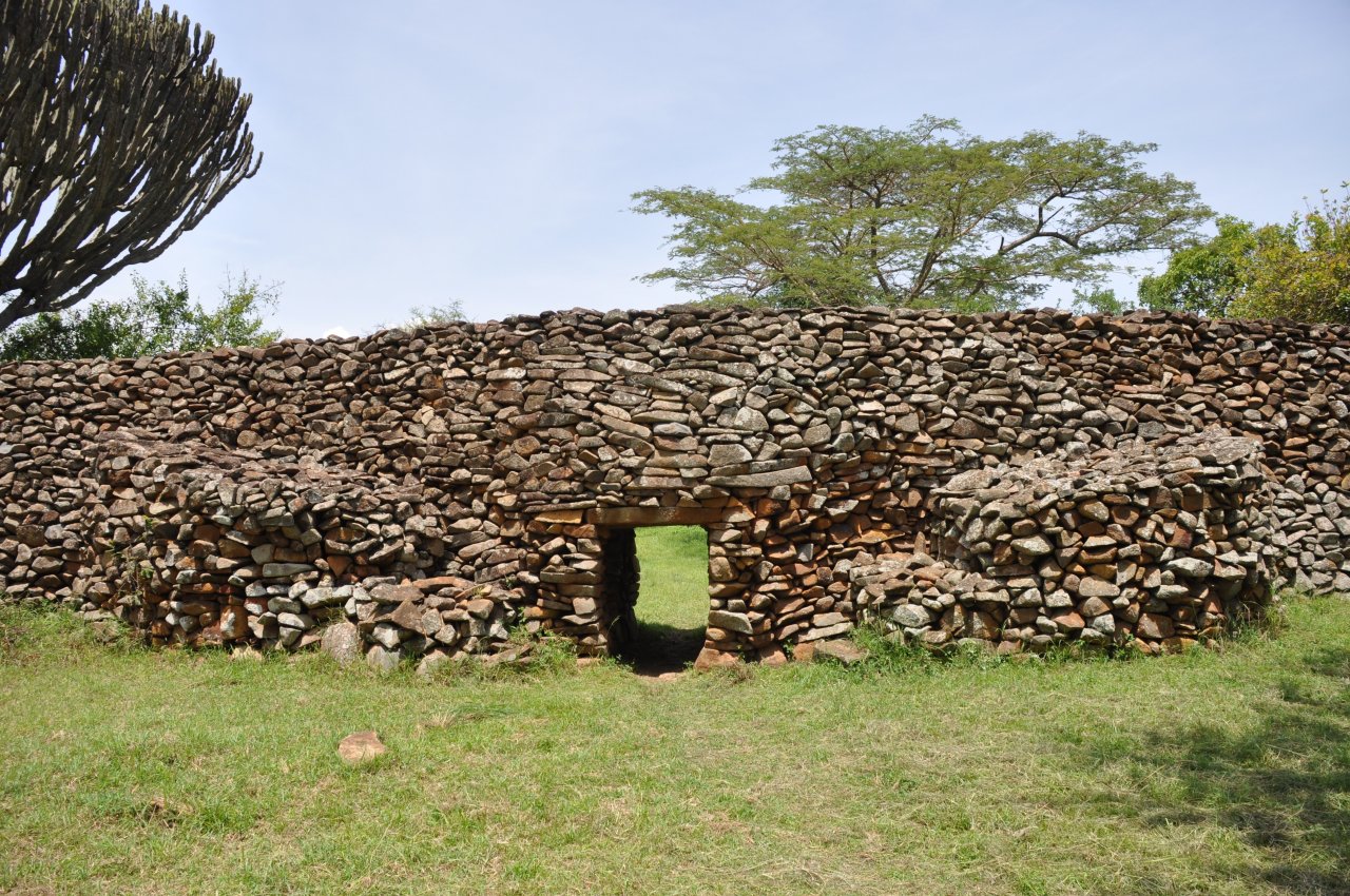 Eingang in K‘Ochieng mit stabilisierenden Vorbauten