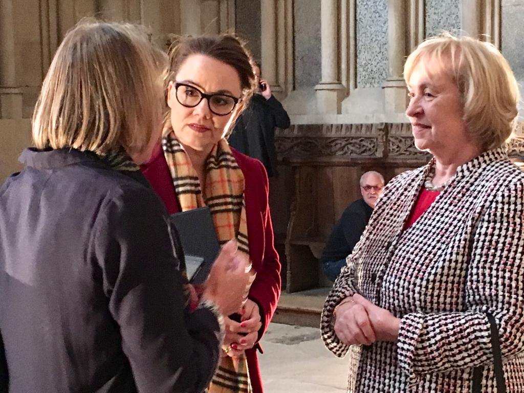 Prof. Dr. Maria Böhmer und Michelle Müntefering bei der Urkundenübergabe Naumburger Dom