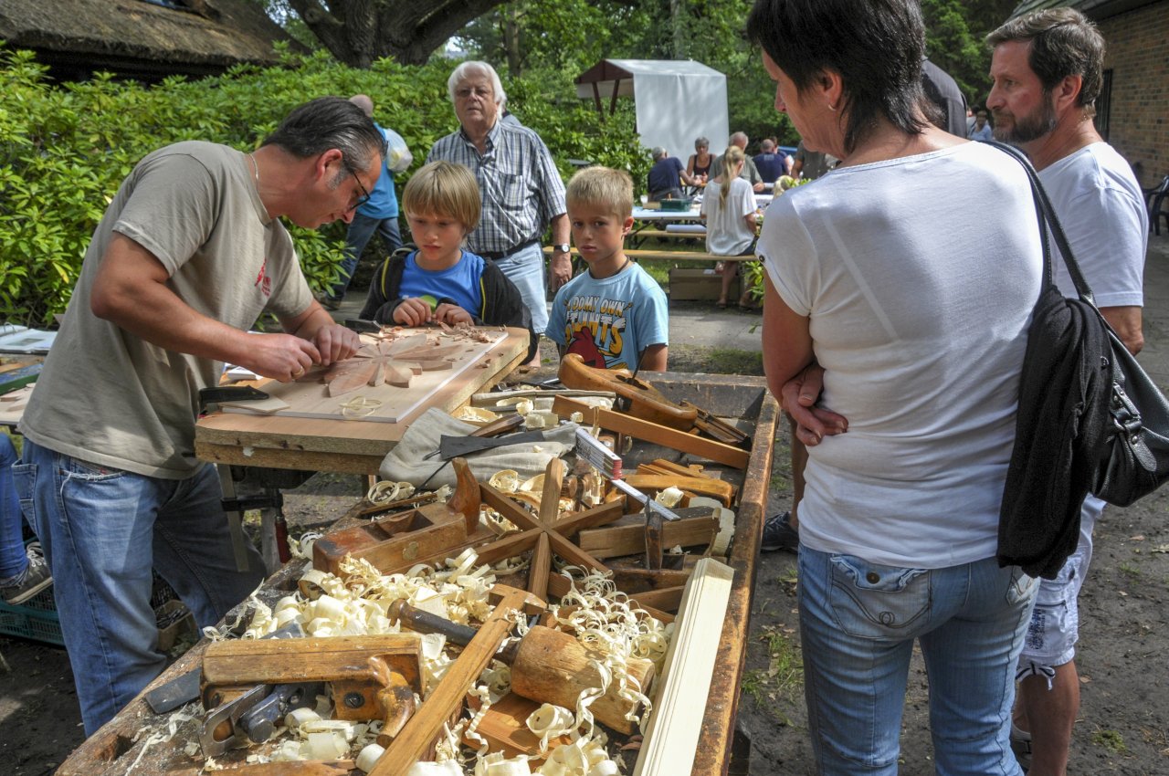 Die traditionelle kunsthandwerkliche Herstellung der Darßer Türen