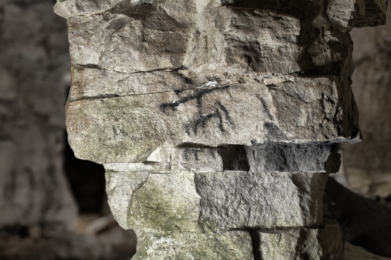 Fragment einer Säule mit Kohlezeichnung in der Montanregion Krzemionki