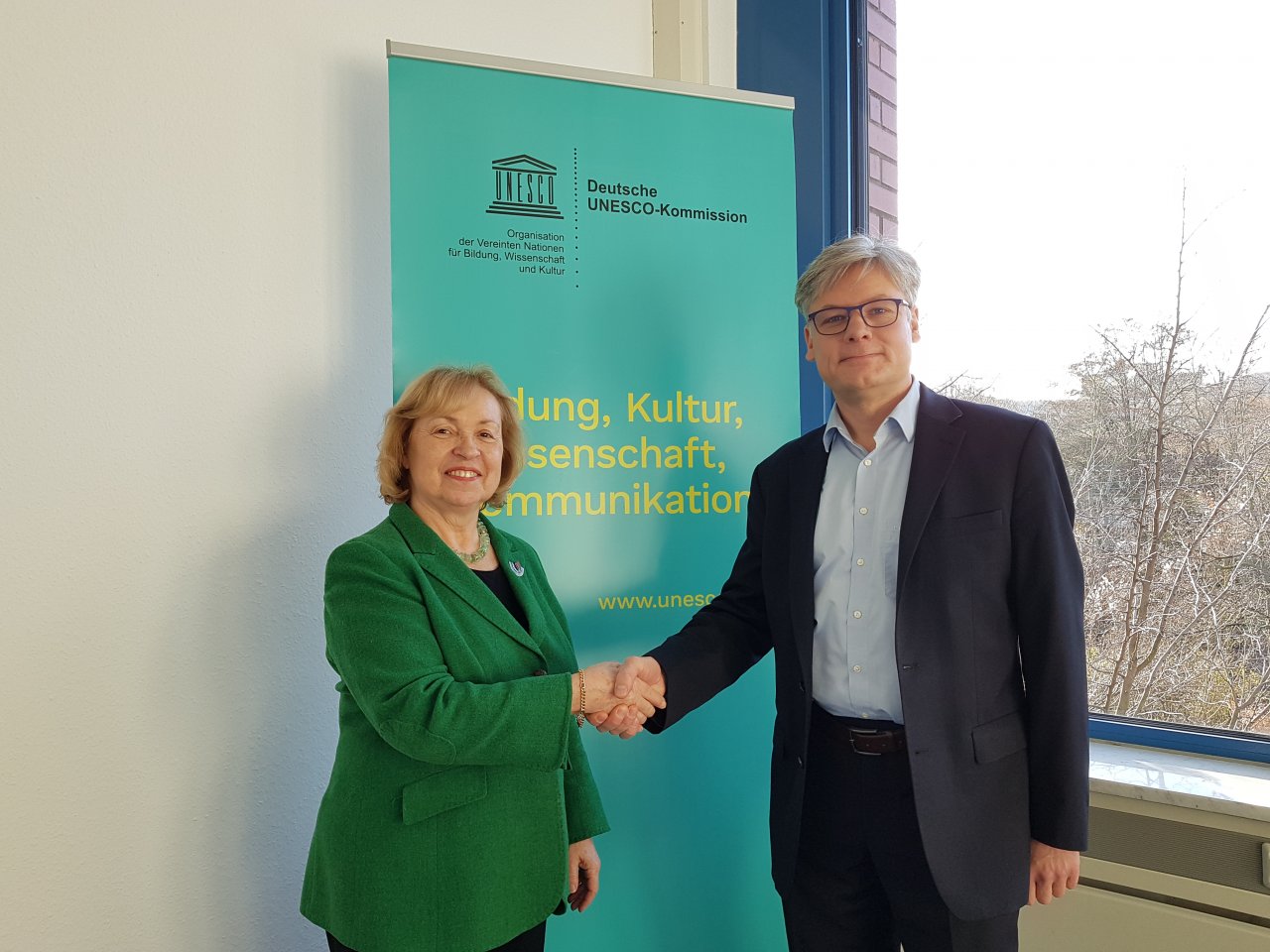 Maria Böhmer, die Präsidentin der Deutschen UNESCO-Kommission, begrüßt Roman Luckscheiter als neuen Generalsekretär.