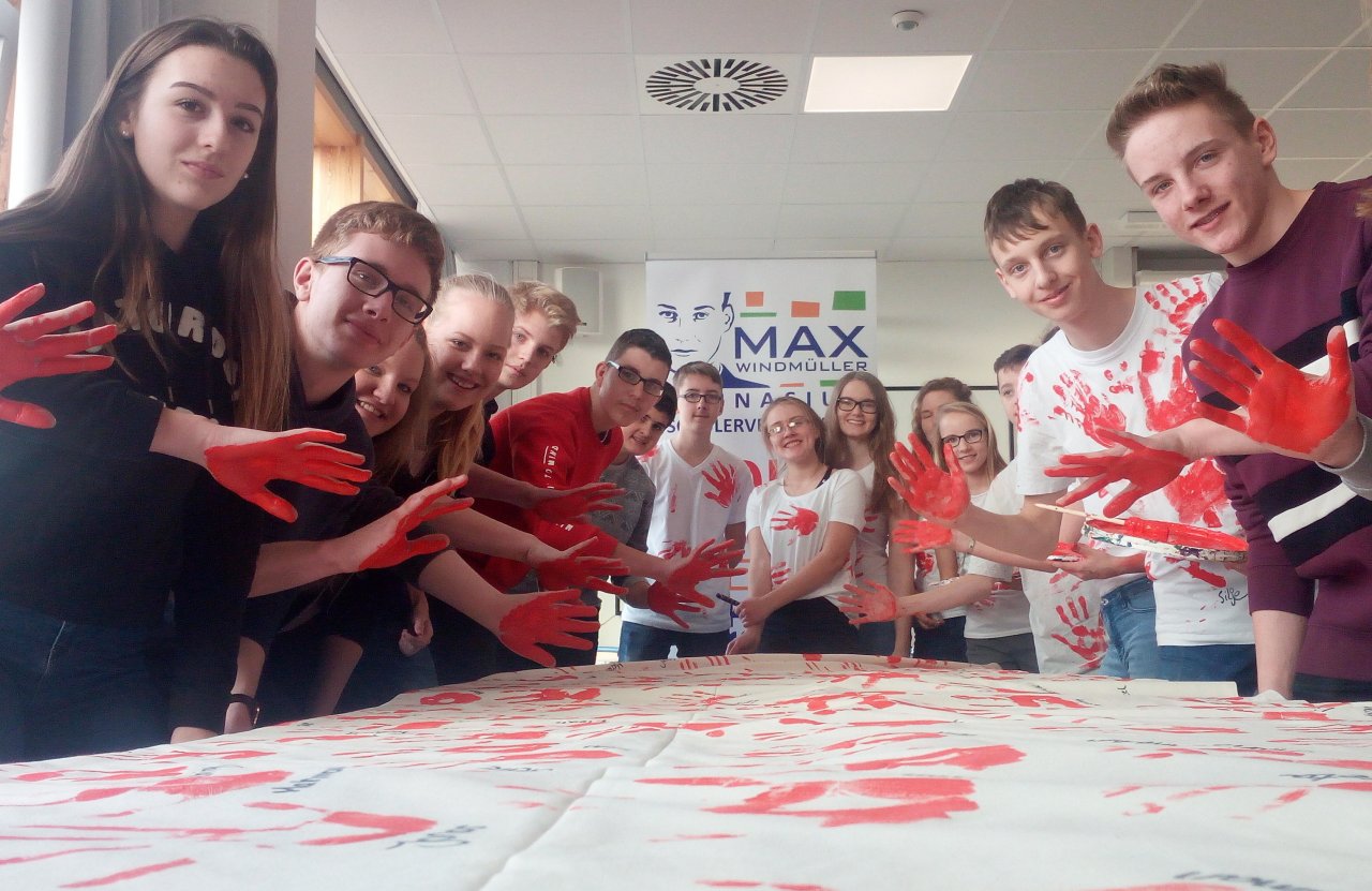 Schülerinnen und Schüler des Max-Windmüller-Gymnasiums Emden mit rot gefärbten Händen Red Hand Day, dem internationalen Aktionstag gegen den Einsatz von Kindersoldaten.