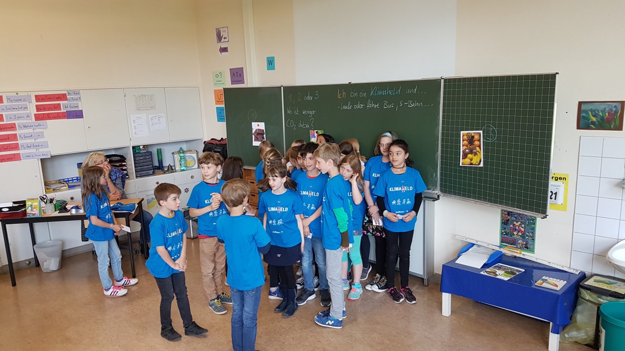 1, 2 oder 3: Wo ist weniger CO2 dabei? Die Kinder lernen im Spiel wie Klimahelden leben.