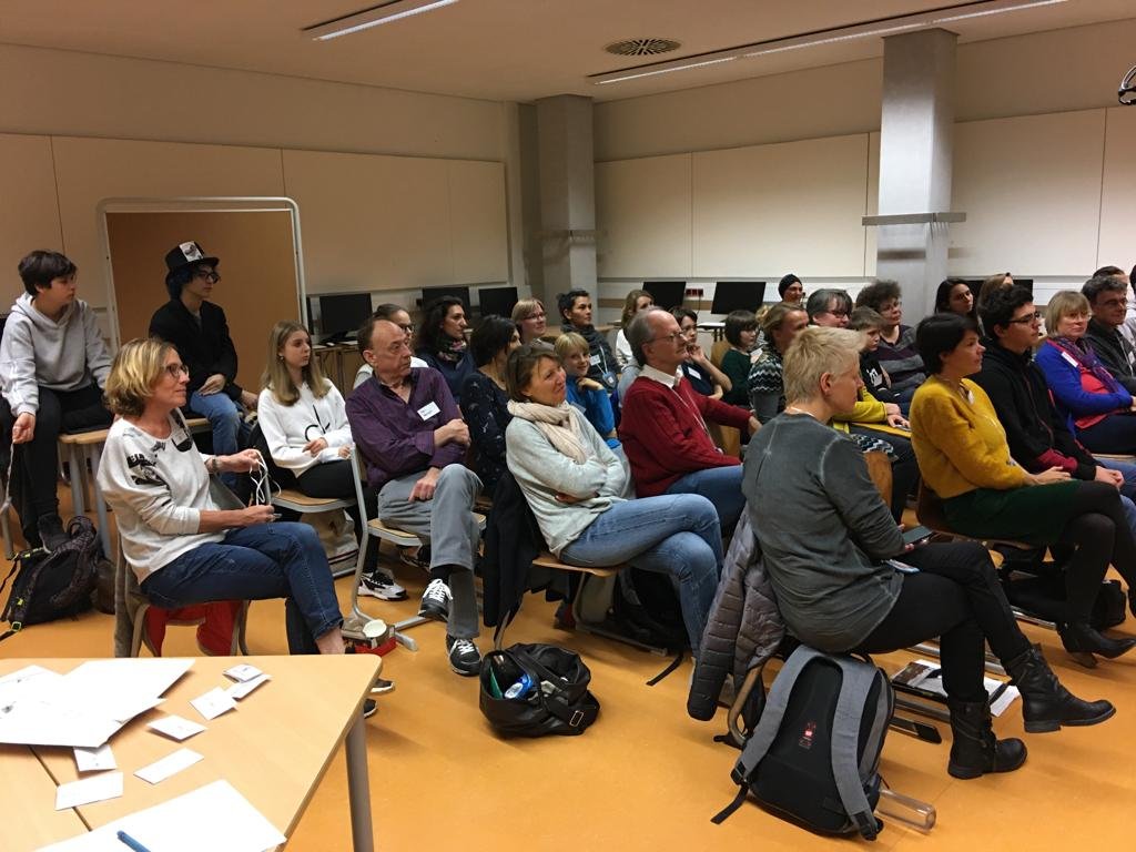 Schulfamilie beim Austausch im Forum N.