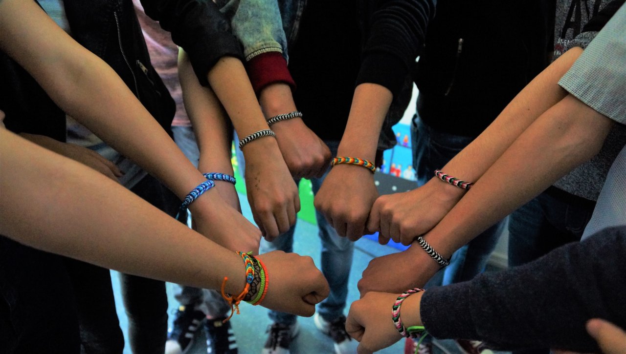 Schüler präsentieren selbstgebastelte Armbänder 