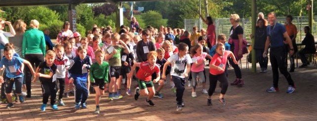 Kinder starten einen Spendenlauf