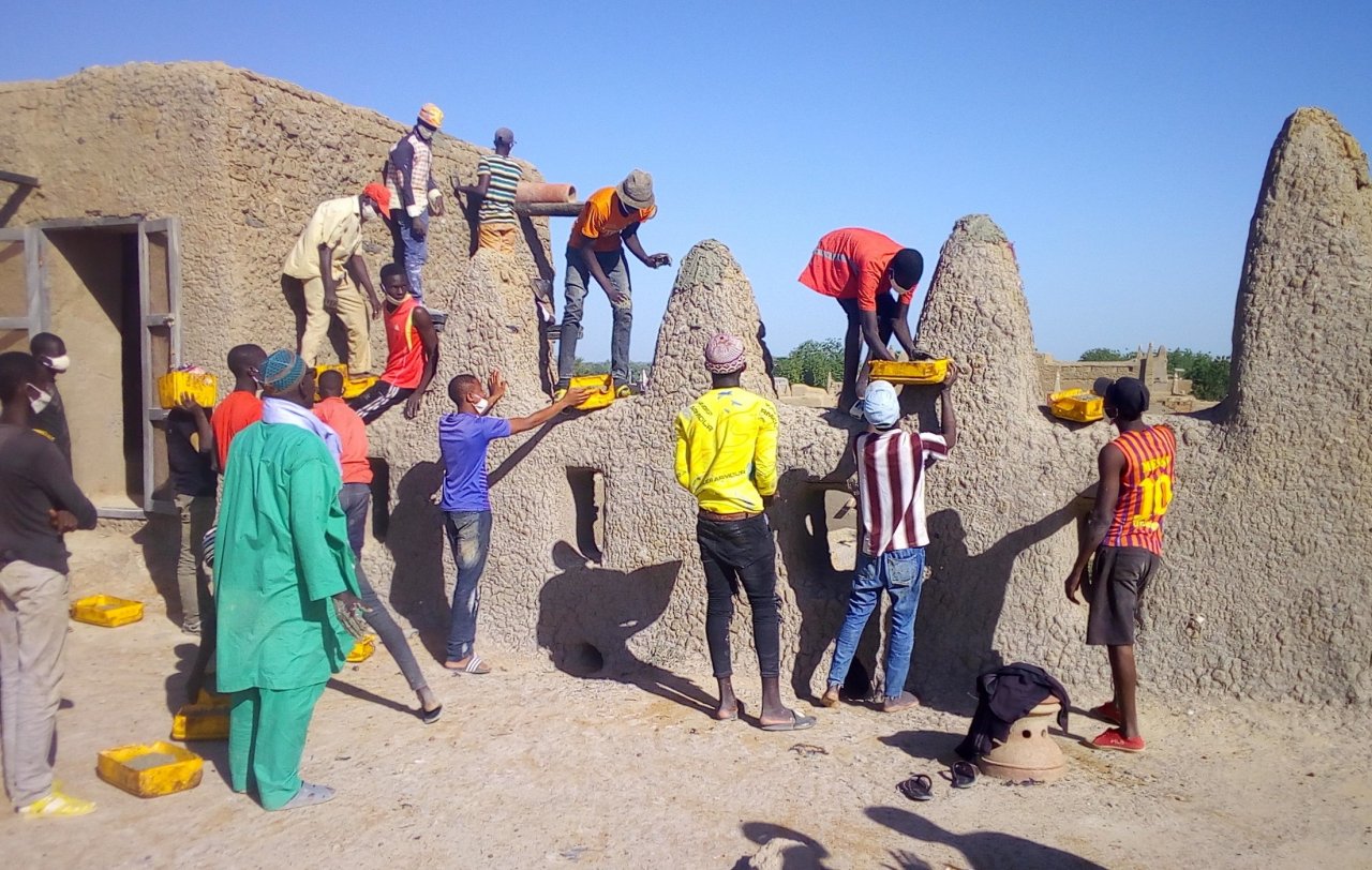 Durch gemeinschaftlichte Renovierungsarbeiten an der Großen Moschee von Djenné werden die traditionellen Lehmbautechniken weitergegeben.