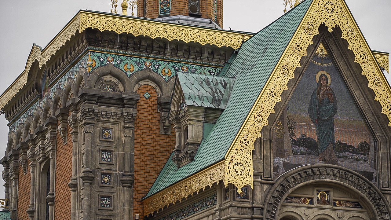 Detailaufnahme von Ornatmentfliesen an russisch-orthodoxer Kirche