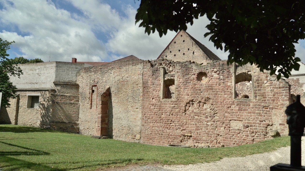 Ruinen der Synagoge und Frauenschule