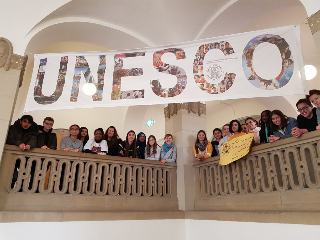 Schüler:innen unter UNESCO-Banner am Hans und Sophie Scholl-Gymnasium Ulm