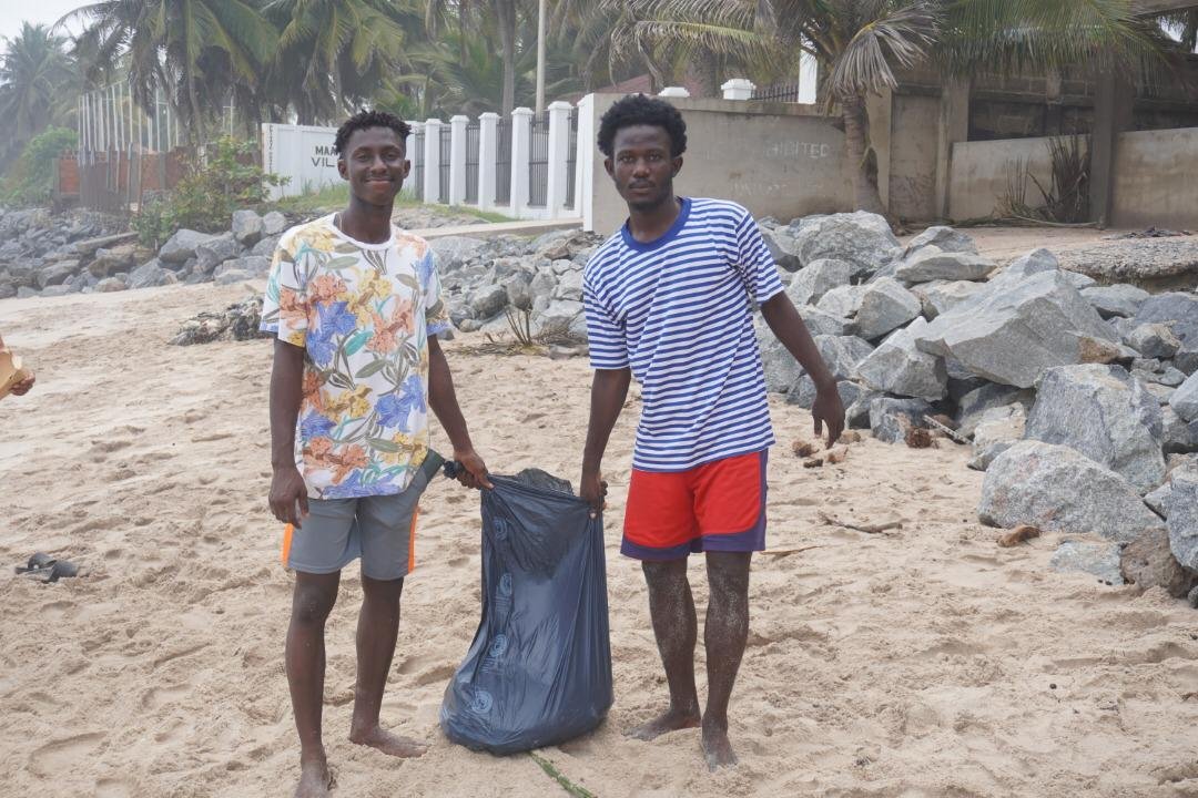 Plastikmüll Sammlung am Strand in Accra, Ghana.