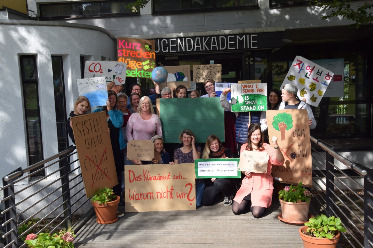 Mitarbeitende der Jugendakademie haben sich auf die Klimademo von fff vorbereitet