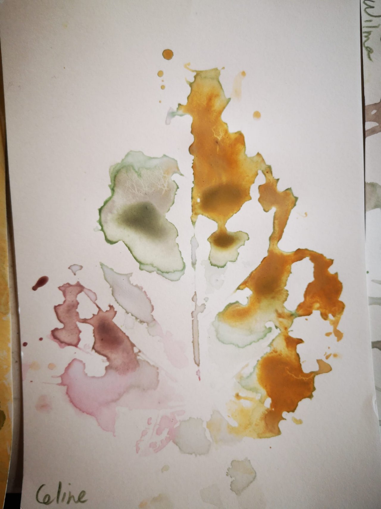 Blattspur aus bunte selbshegerstellte Kreidefarbe in Töne rot, grün und ocker