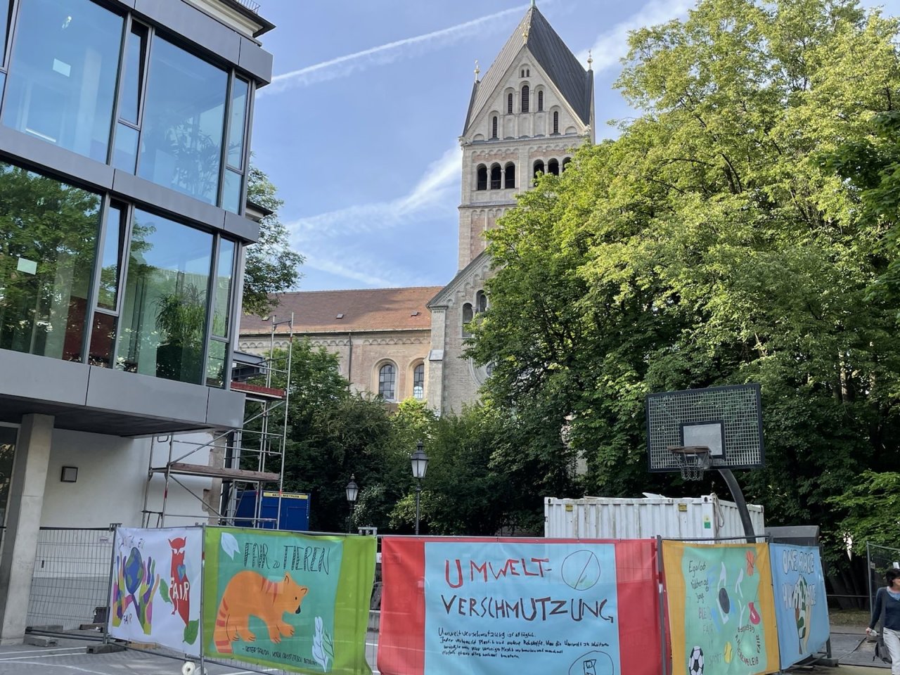 Banner auf Bauzaun setzen sich für faire Bedingungen ein.