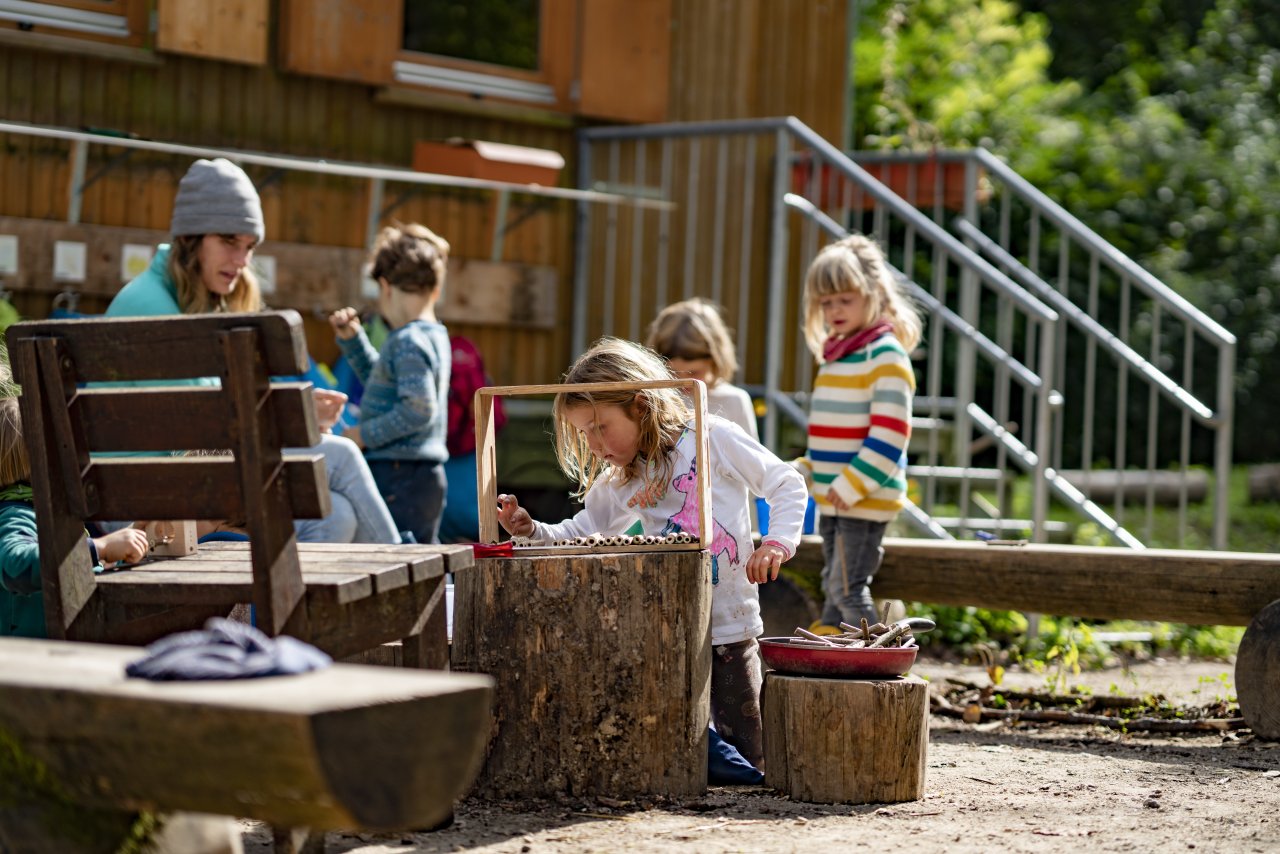Nachhaltigkeit mit Naturmaterial: Spielen in der Natur ohne fertiges Spielmaterial 