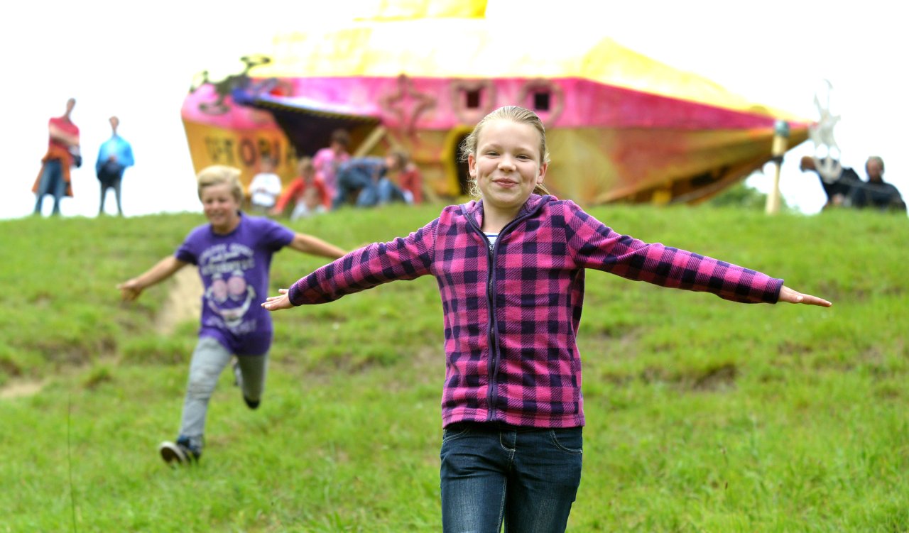 Kinder beim Spiel auf der Spiellinie im Rahmen der Kieler Woche