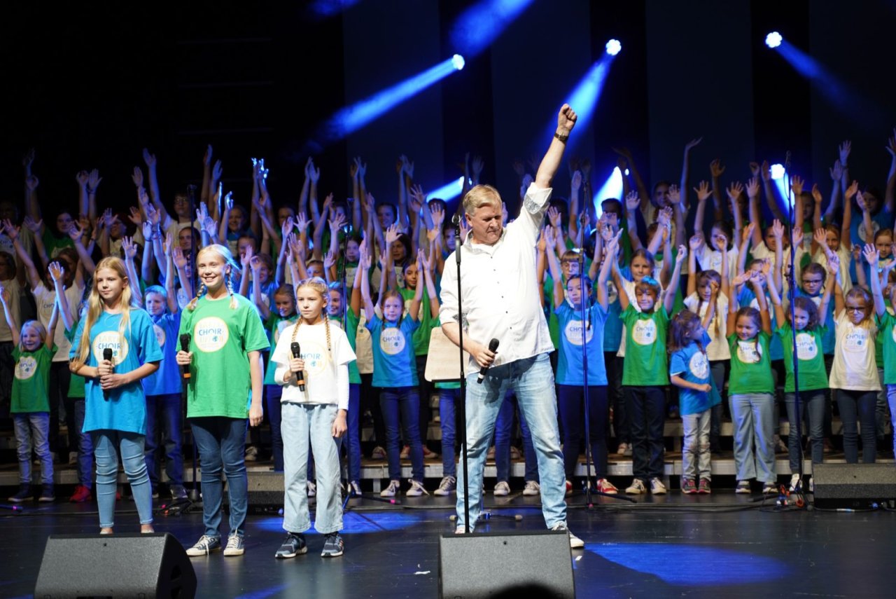 Reinhard Horn und die EARTH CHOIR KIDS beim kick off Konzert