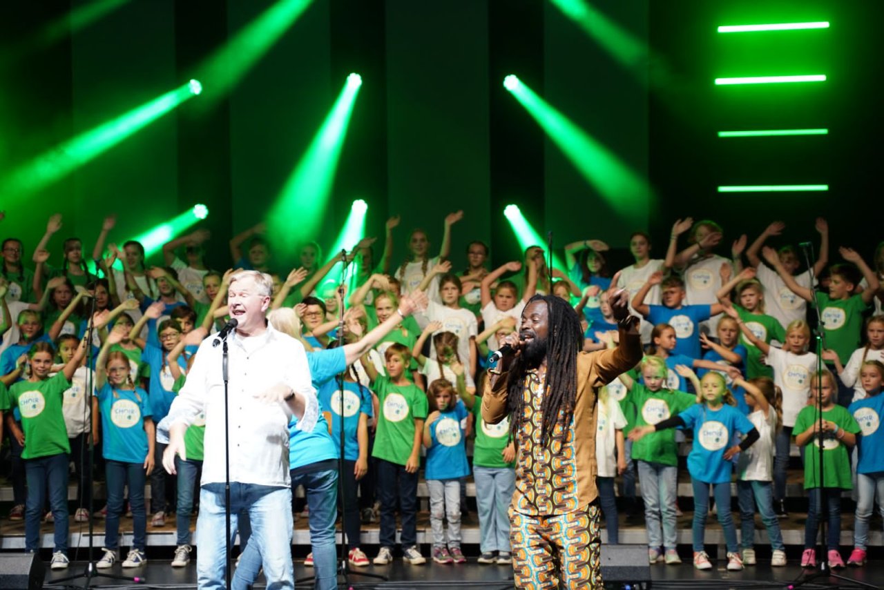 Reinhard Horn und Rocky Dawuni aus Ghana mit den EARTH CHOIR KIDS beim kick-off Konzert