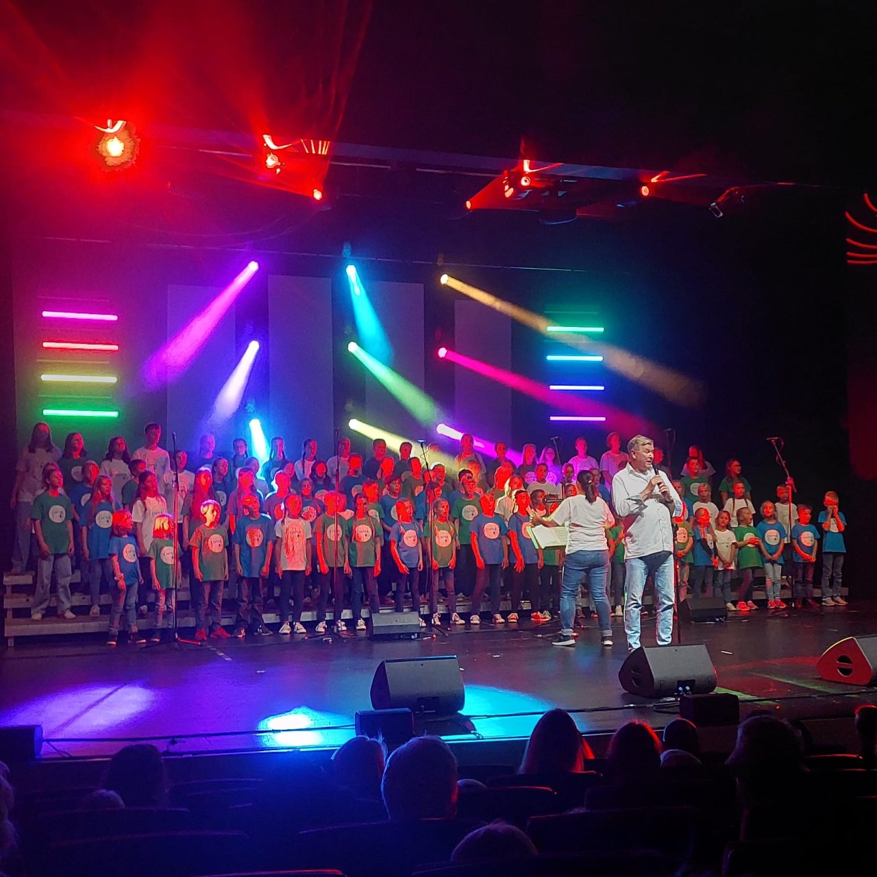 Reinhard Horn und die EARTH CHOIR KIDS beim kick-off Konzert