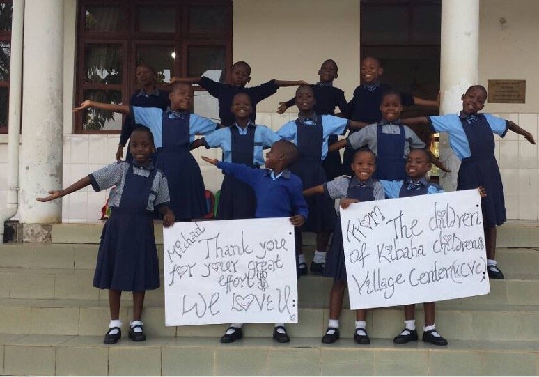 Kinder der Paulchen Esperanza Stiftung, für die Michael seit 2015 Spenden sammelt, bedanken sich mit selbstgemalten Plakaten