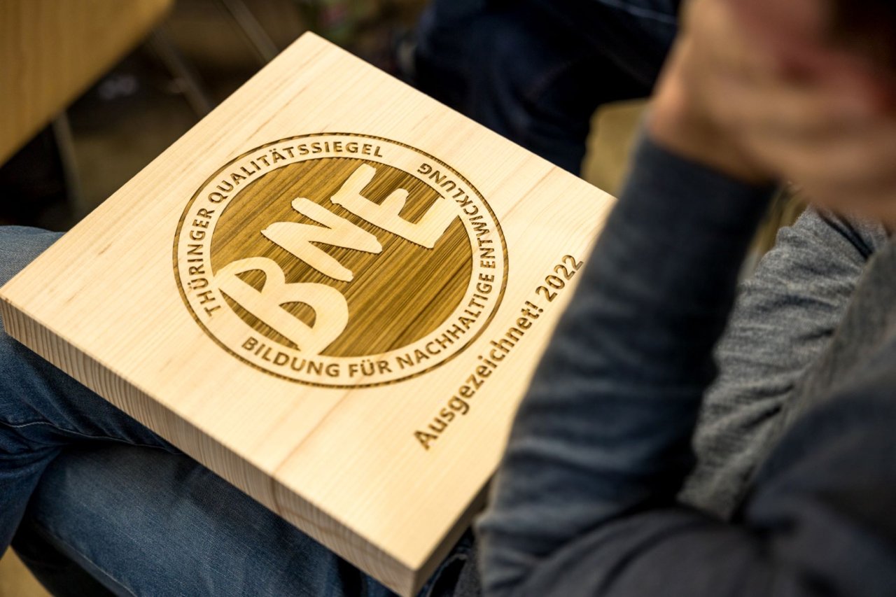 Thüringer Qualitätssiegel BNE - Holzplakette