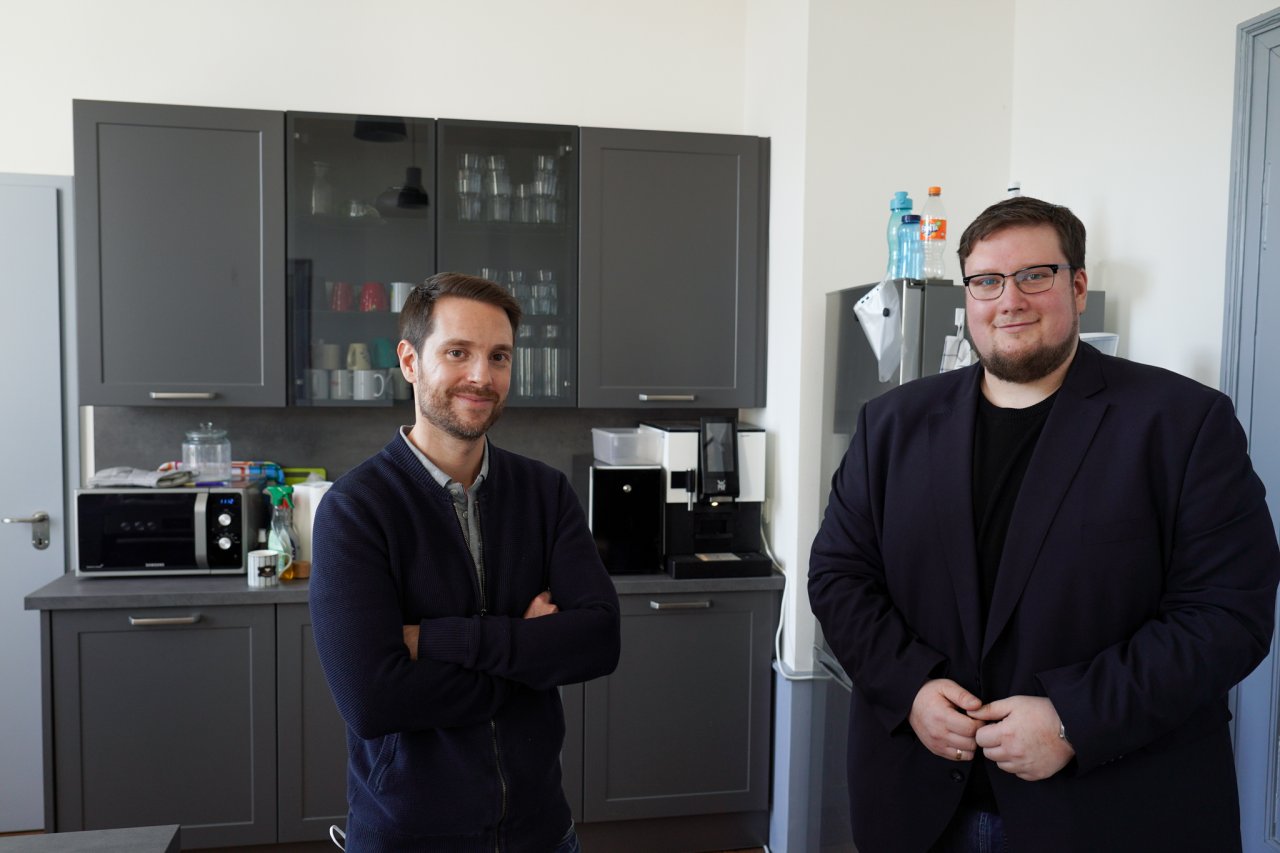 Mirko Drotschmann (MrWissen2Go) und Moderator Alexander Kellersch (DKJS) bei der Aufnahme eines Beitrages.