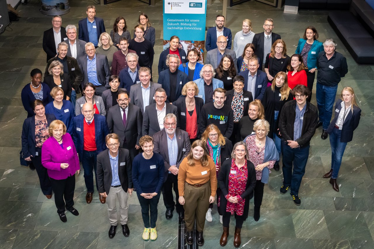 Teilnehmende der 19. Sitzung der Nationalen Plattform Bildung für nachhaltige Entwicklung im Foyer des Bundesministeriums für Bildung und Forschung