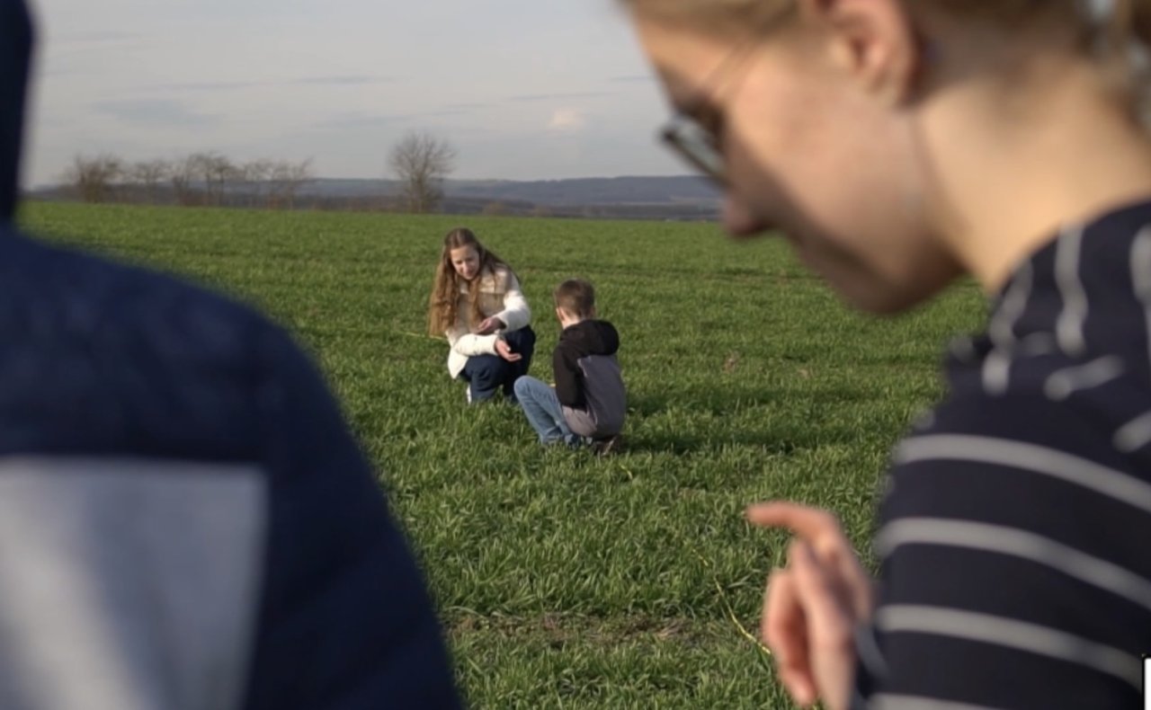 FutureLab-Klasse am Gymnasium bereitet ein Feld auf nachhaltige Agroforst-Methoden vor.