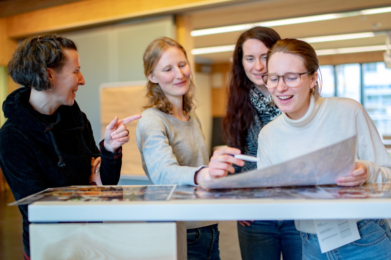 Studierende des berufsbegleitenden Masterstudiengangs arbeiten gemeinsam.