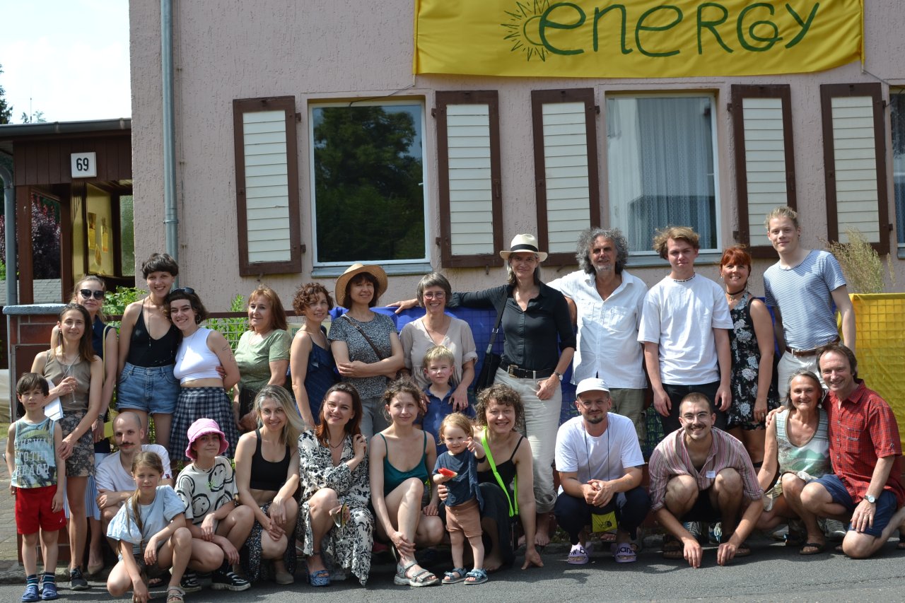 Ukrainische Gruppe Engagierter vor dem Charlottenburger Green Energy House