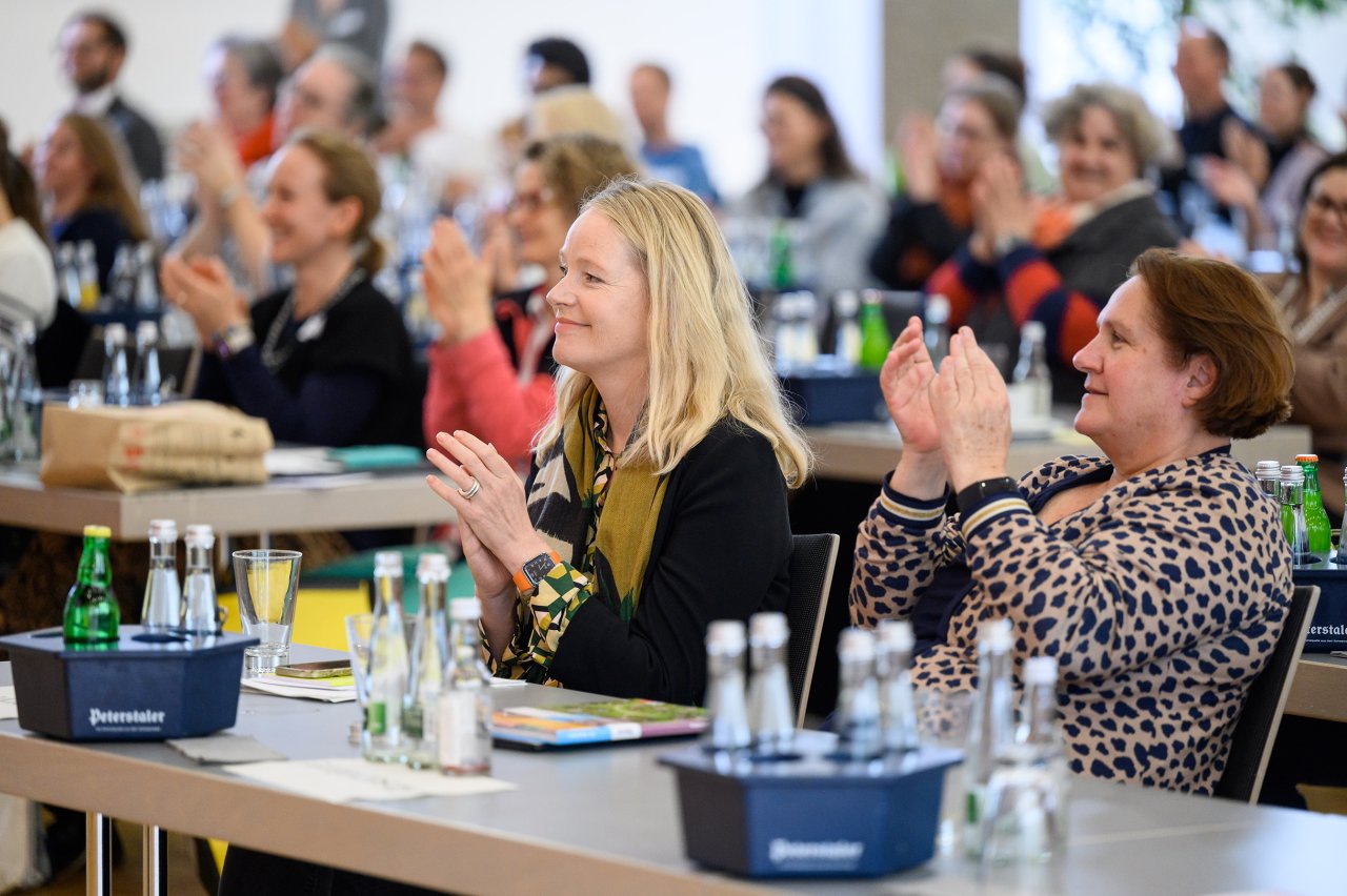 Umweltministerin Thekla Walker und Kultusministerin Theresa Schopper beim Netzwerkforum "BNE-BW 2022"