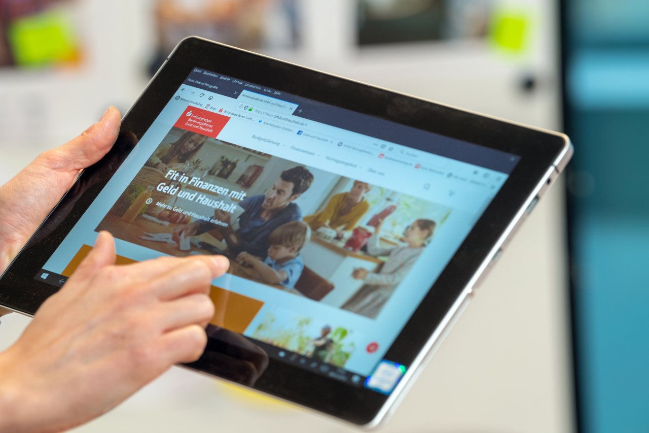 Ansicht der Website von Geld und Haushalt auf einem Tablet