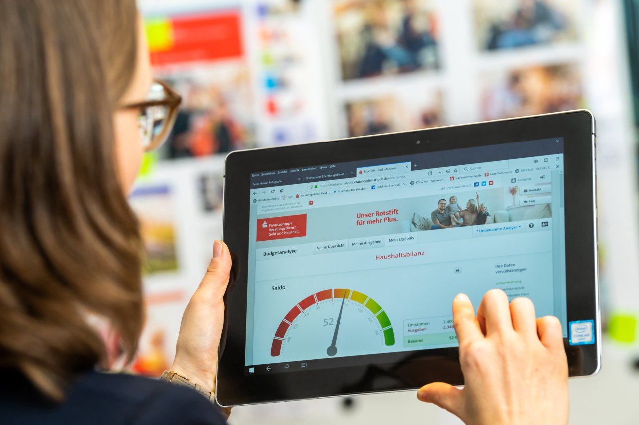 Ansicht der Budgetanalyse von Geld und Haushalt auf Tablet