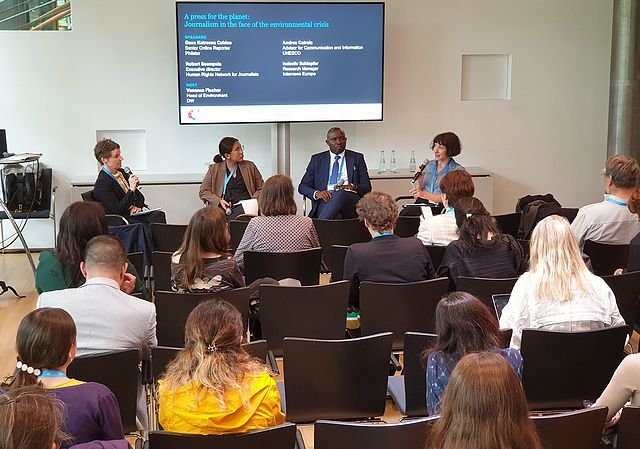 Veranstaltungsraum im WCCB im Rahmen des Deutsche Welle Global Media Forums am 18. Juni 2024 zur Diskussion Journalismus im Angesichts des globalen Klimawandels © Andreas Salz, Deutsche UNESCO-Kommission