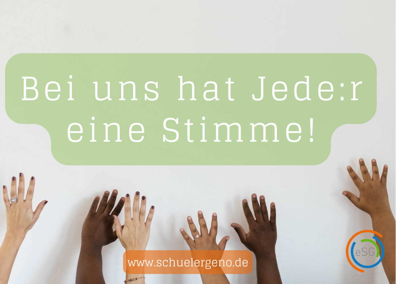 Viele Hände erheben sich zur gemeinsamen und gleichberechtigten Abstimmung.