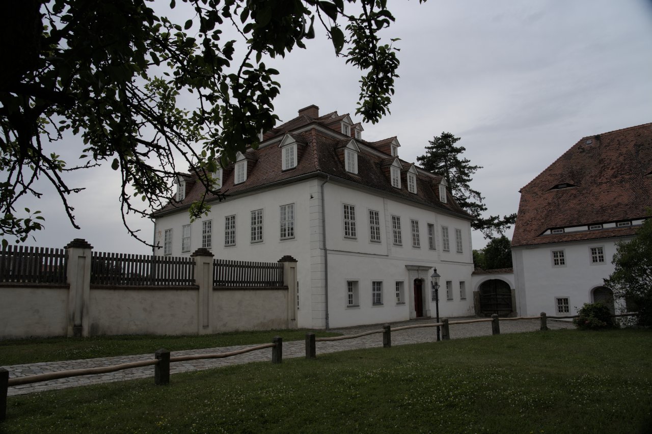 Blick von der Seite auf das Berthelsdorfer Schloss.