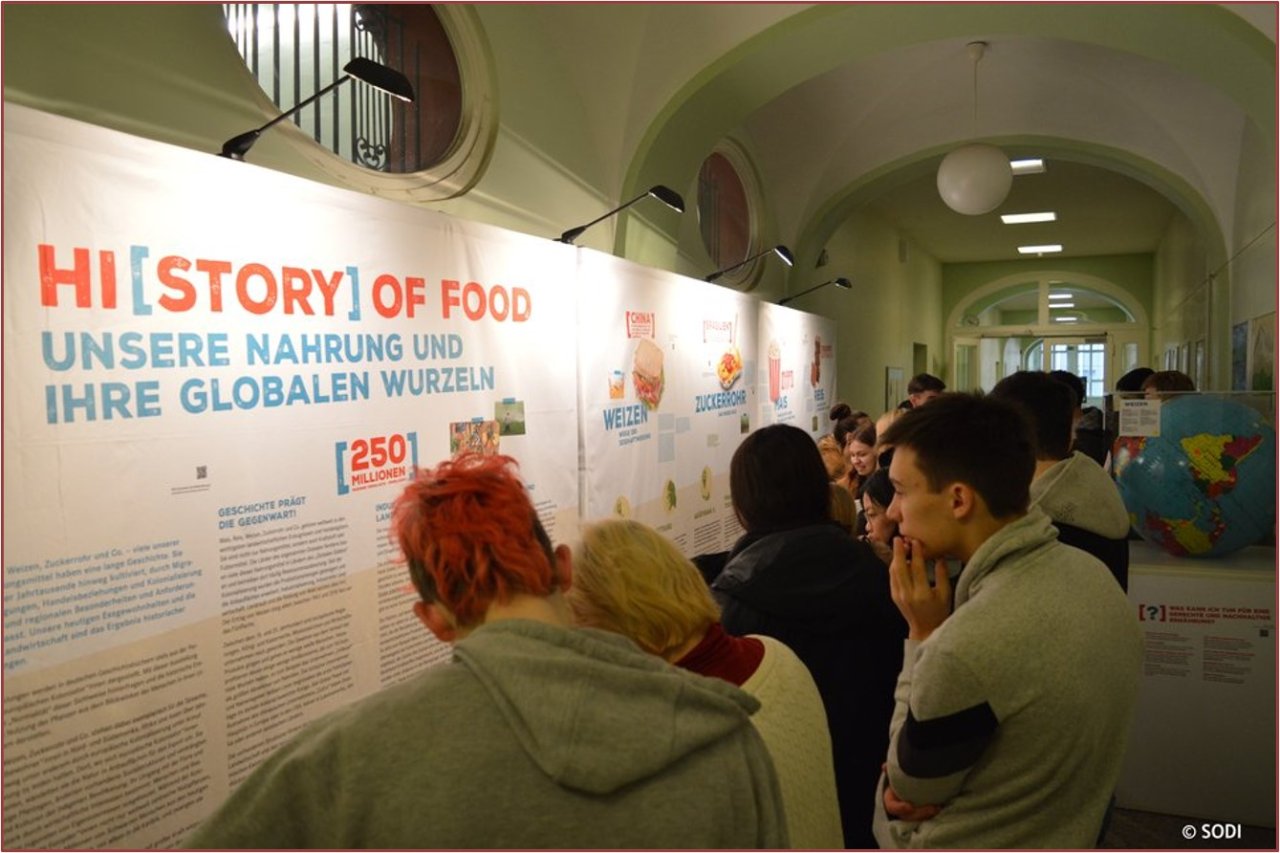 Interessierte Schüler*innen auf der Wanderausstellung "History of Food" beim benbi, dem „Berliner entwicklungspolitische Bildungsprogramm“(13.11.-18.11.23) 