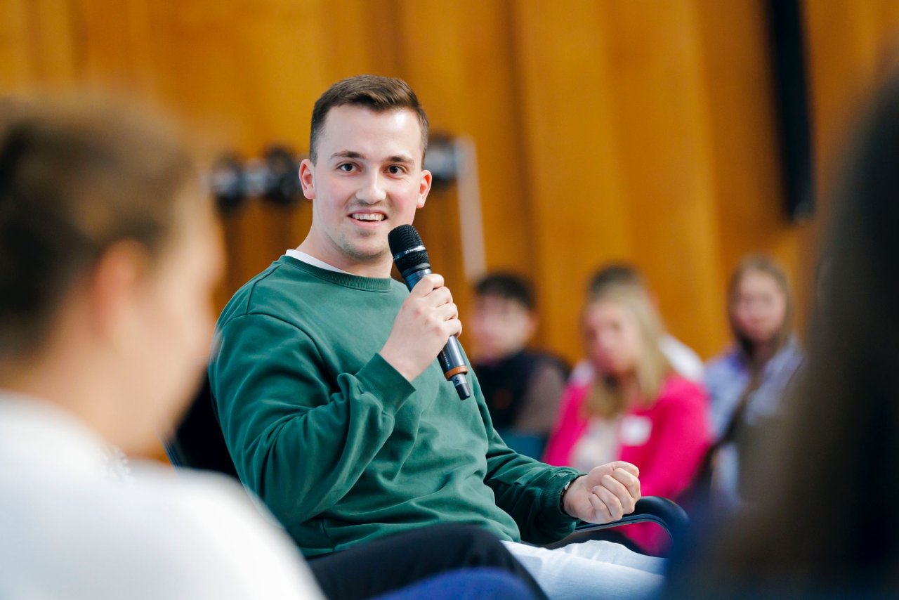 Unser Mitglied Patrick hat im Juni 2023 einen Workshop zum Thema "Klimawandel und Artenvielfalt" im Auswärtigen Amt im Rahmen der Jugendkonferenz "Die UN und Wir" gegeben. Das Foto zeigt ihm beim Abschlusspanel vor mehreren hundert Menschen.