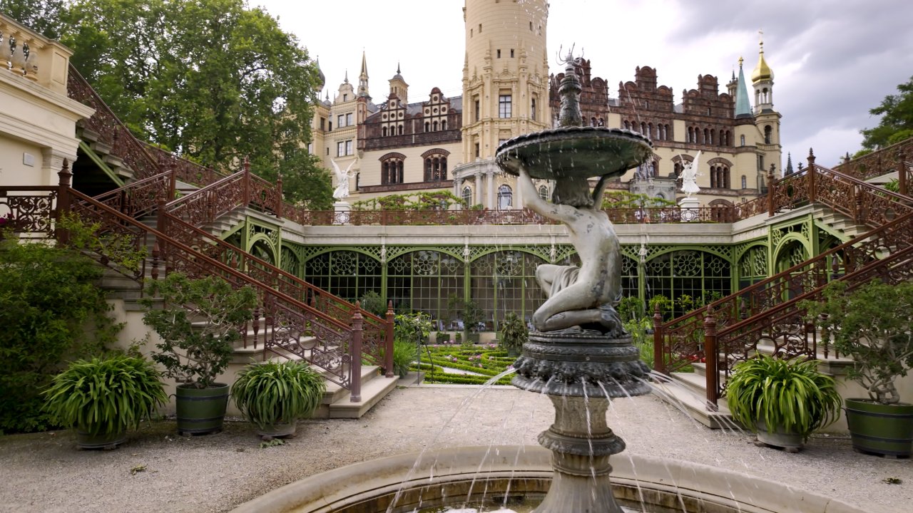 Blick aus der Orangerie und dem Schlossgarten auf das Schloss.