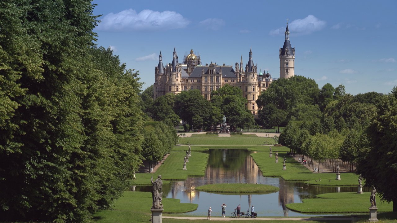 Blick vom Garten auf das Schweriner Schloss.