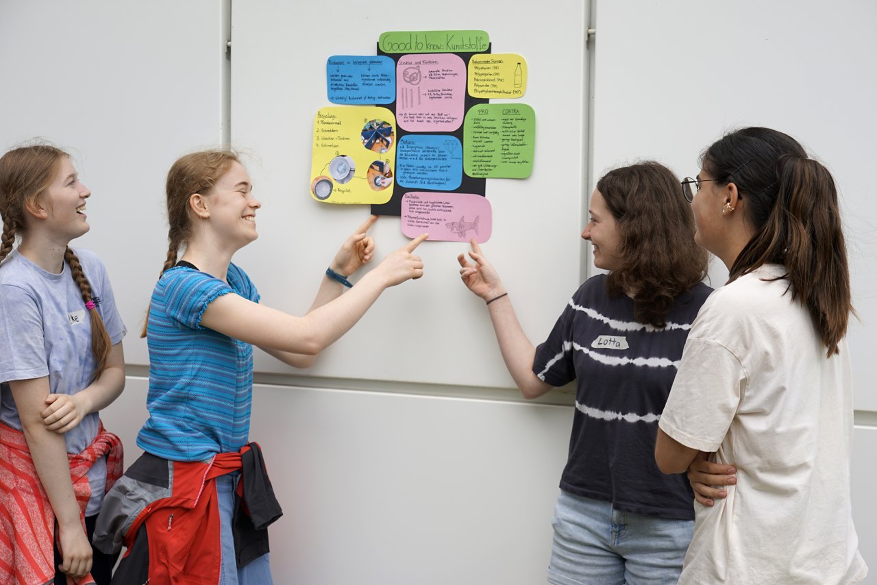 Schülerinnen präsentieren ihre Arbeit in der Schulprojektwoche auf dem Kunststoffpfad