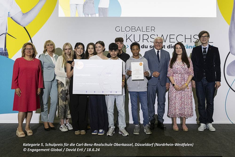 Auszeichnung durch Frank-Walter Steinmeier mit dem Schulpreis für Entwicklungspolitik am 18.6.2024 in Berlin