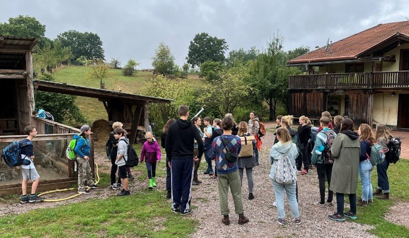 Schülerinnen und Schüler der Montessorischule auf dem Schulbauernhof Gut Hohenberg